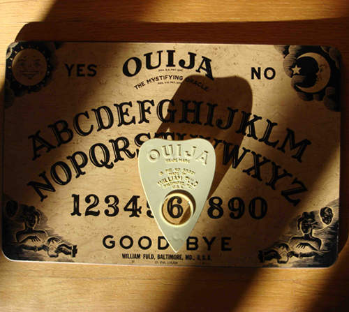 好可怕系列《跟碟仙有關的5個神秘事件》玩了之後惹禍上身... 好可怕系列《跟碟仙有關的5個神秘事件》玩了之後惹禍上身...