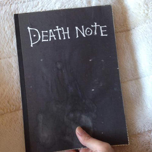 《大家都曾經得過中二病》每個人家裡絕對有一本死亡筆記本? 《大家都曾經得過中二病》每個人家裡絕對有一本死亡筆記本?