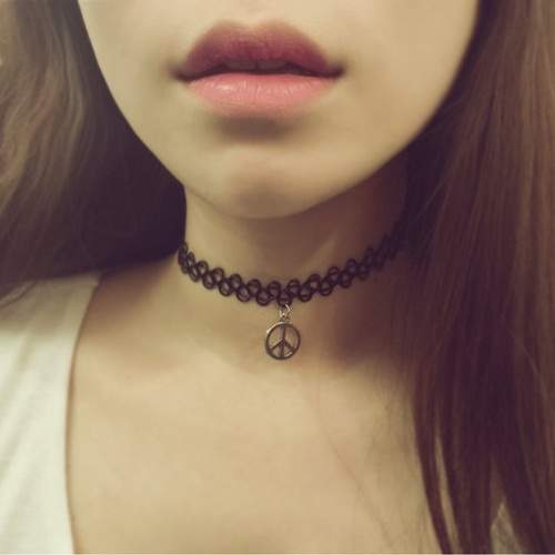 《頸項鍊》的簡潔魅力　個性中又透露一絲性感