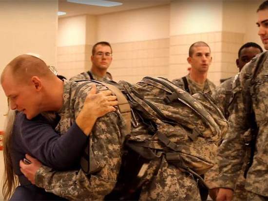 每日一溫馨《美軍基地的擁抱奶奶》病倒後阿兵哥的反應是......