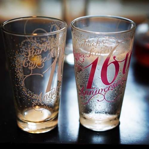 韓國星巴克16週年限定《變色玻璃杯》裝冷飲會有戀愛的顏色唷