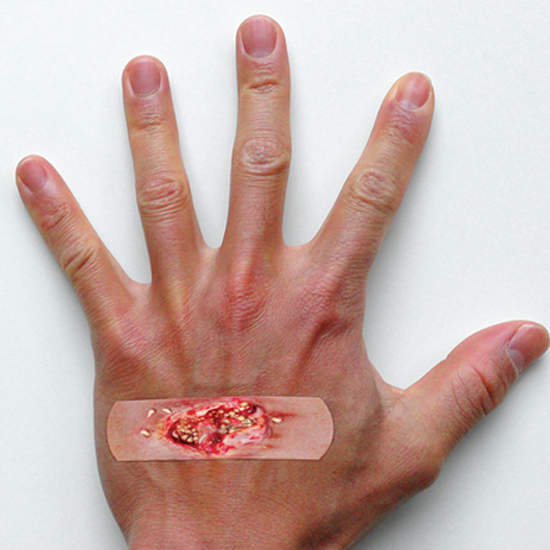 《獵奇OK蹦》貼上去看起來更痛了....