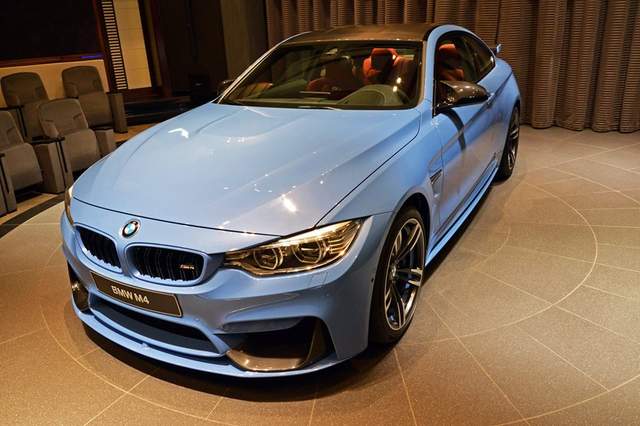 就是藍《BMW M4 Coupe》阿布達比再變裝