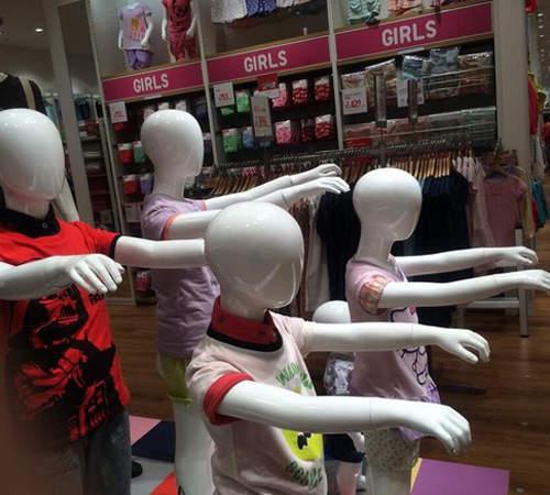 《UNIQLO超搶戲假人》喔不～這應該是活屍片吧wwww