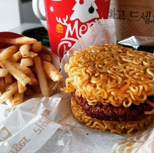 韓國樂天《拉麵漢堡》新推出　網路上湧現瘋狂曬堡照啦