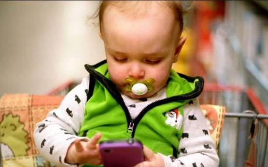 現代的孩子離家用主機越來越遠?整天拿著手機滑遊戲會比較好嗎... 現代的孩子離家用主機越來越遠?整天拿著手機滑遊戲會比較好嗎...