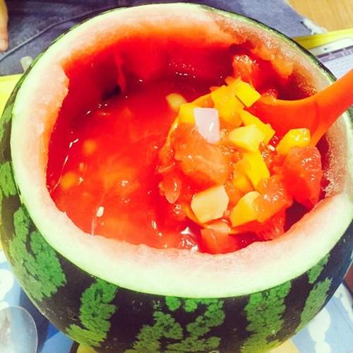 微醺新選擇《西瓜雞尾酒》酒就是要放在西瓜裡才好喝♥