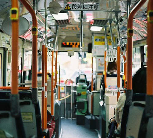 《公車司機的神對應》面對小屁孩的惡作劇司機大哥到底怎麼給他教訓？