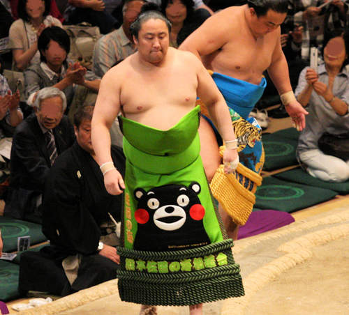 意外可愛的《相撲刺繡圍裙》又讓力士們多了一種萌萌的感覺♥