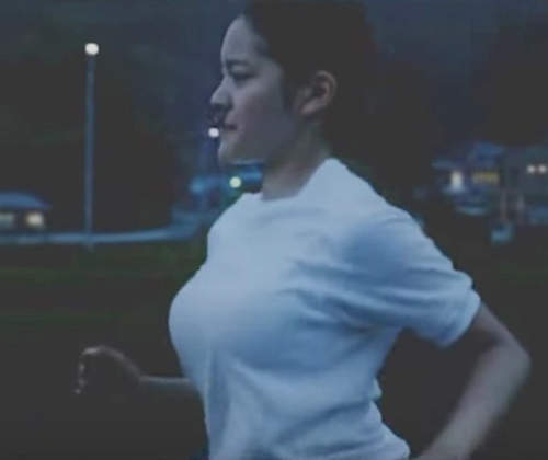 《日本咖啡廣告》惹爭議　主角的巨乳女高中生又有哪裡不妥呢？