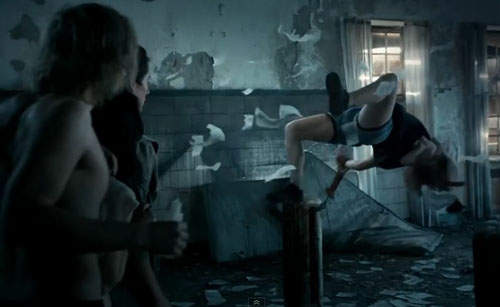 恐怖電影《鬼附身》特別跑到鬼屋玩降靈遊戲是什麼心態... 恐怖電影《鬼附身》特別跑到鬼屋玩降靈遊戲是什麼心態...