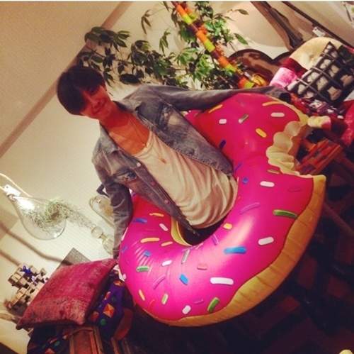 海灘新鮮貨報到《甜點游泳圈》一起在海上變肥吧(誤) 海灘新鮮貨報到《甜點游泳圈》一起在海上變肥吧(誤)