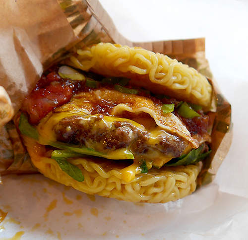 《拉麵漢堡登陸日本》美國的創意、日本的拉麵、中國的味道？搞得我好亂啊