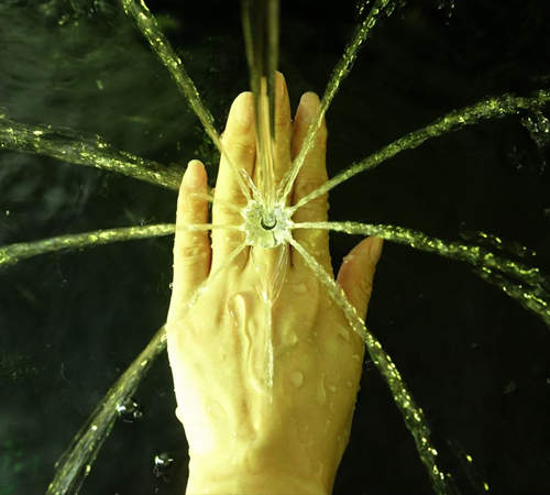 超神奇《噴水戒》讓手上瞬間出現噴水池的秘密就在？