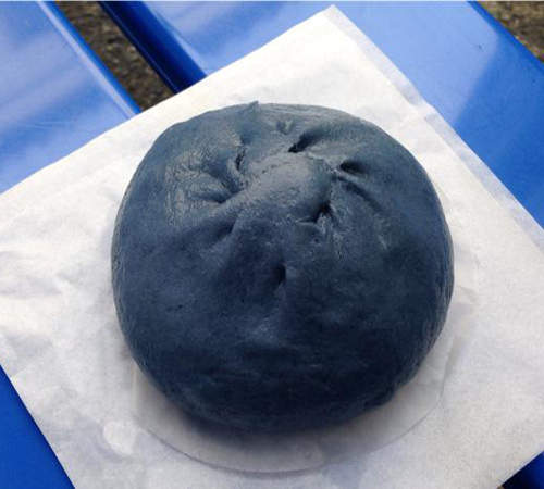 讓人食慾全失的《丹寧肉包》牛仔褲的藍色還是不要放在食物上吧... 讓人食慾全失的《丹寧肉包》牛仔褲的藍色還是不要放在食物上吧...