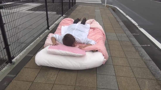 《可以移動的床》在床上移動到上班地點或學校好像挺不錯.... 《可以移動的床》在床上移動到上班地點或學校好像挺不錯....