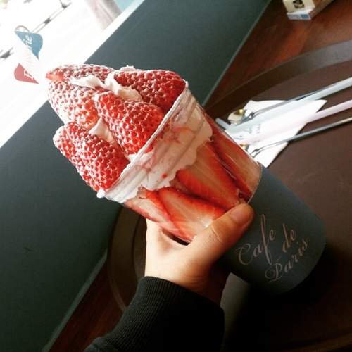 首爾《超巨大草莓冰沙》這沒有兩個人一起吃很難吃完阿 首爾《超巨大草莓冰沙》這沒有兩個人一起吃很難吃完阿