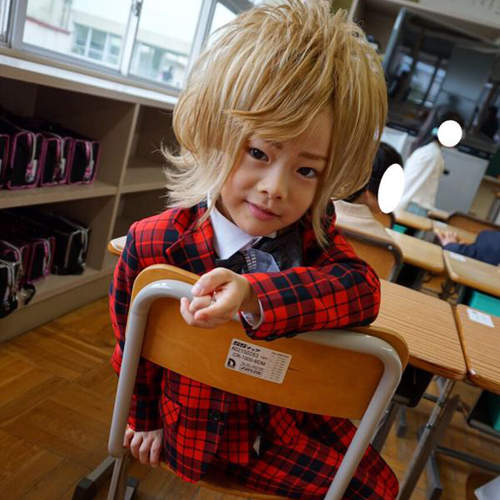 日本《牛郎小學生》入學式　牛郎風穿著引發網友爭議