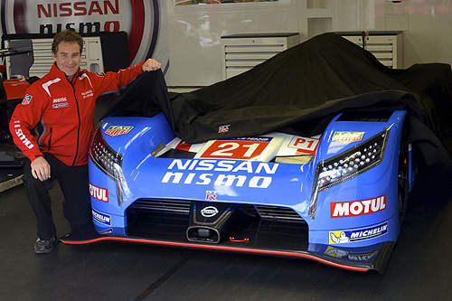 出征利曼《Nissan GT-R LM NISMO》經典戰袍上身