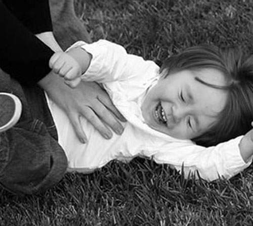 《都市傳傳說》家裡出現了「搔癢人」實在無法抵擋歡笑的氣氛（才怪）