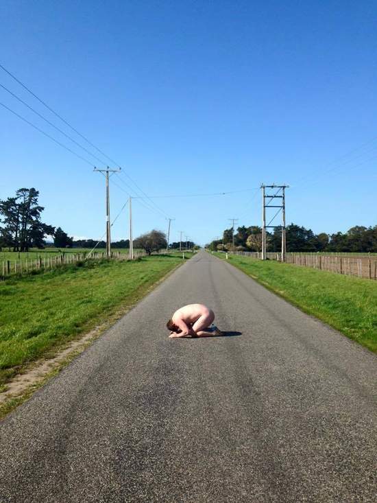 全裸趴地冷凍雞《Frozenchook》裸男限定惡搞拍照法