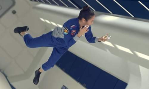 《在無重力狀態下化妝》想證實產品有多好飄起來就對了（誤）