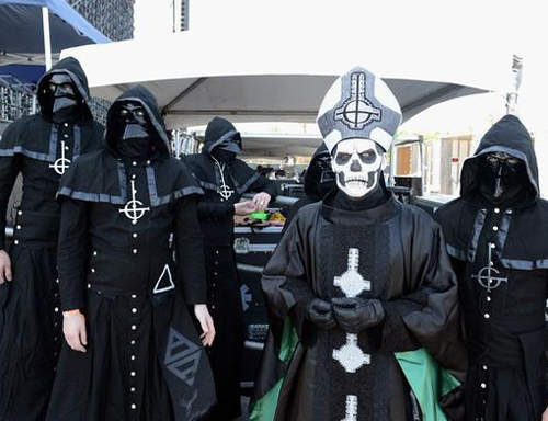 用詛咒殺人的《和尚偶像JKS47》演唱會是要集體念經嗎? 用詛咒殺人的《和尚偶像JKS47》演唱會是要集體念經嗎?