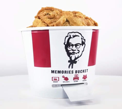 加拿大《KFC肯德基炸雞桶》這個桶子怪怪的喔(指) 加拿大《KFC肯德基炸雞桶》這個桶子怪怪的喔(指)