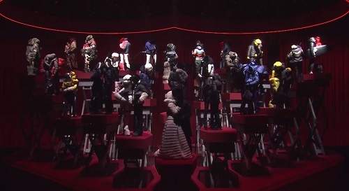 《接吻時裝秀》看秀看到一半模特兒全親起來了　警察杯杯這裡有壞人啦......