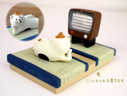 《看戲貓手機座》這不是我躺在家裡的樣子嗎XD 《看戲貓手機座》這不是我躺在家裡的樣子嗎XD