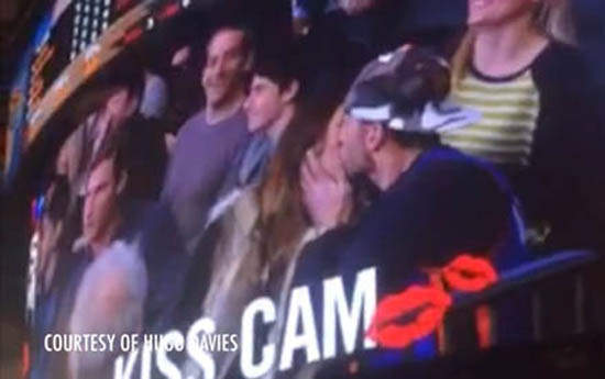 《KISS鏡頭真是找麻煩》你不親我就...... 《KISS鏡頭真是找麻煩》你不親我就......