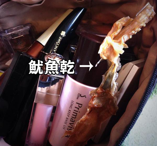 女生的《化妝包》根本是四次元口袋 什麼都有什麼都不奇怪? 女生的《化妝包》根本是四次元口袋 什麼都有什麼都不奇怪?