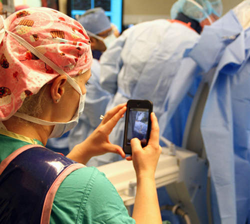 手術中的《EASE 通訊 App》遇到太猛的醫生可能會直接拍攝手術畫面（暈倒）