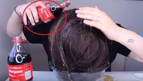 真人實驗《用可樂洗頭》想不到吹乾髮質竟意外...... 真人實驗《用可樂洗頭》想不到吹乾髮質竟意外......