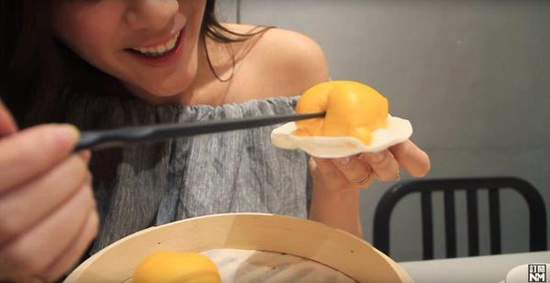 香港《蛋黃哥奶黃包的秘密》戳下去就會流出濃醇的......