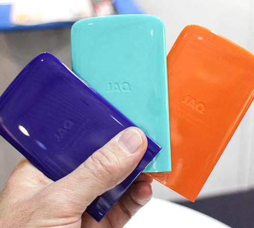 好玩的《MyFC JAQ 行動充電器》只要放鹽跟水就可以充電 好玩的《MyFC JAQ 行動充電器》只要放鹽跟水就可以充電