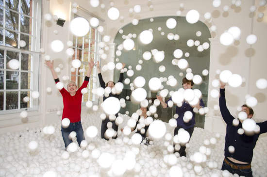 設計公司裡《給大人玩的球池》我也好想跳進去