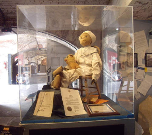 都市傳傳說《博物館的娃娃》被館方禁止拍照的理由是... 都市傳傳說《博物館的娃娃》被館方禁止拍照的理由是...