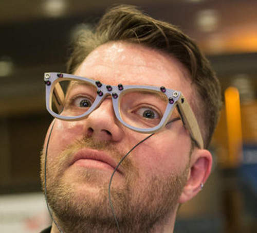 反骨的《AVG 反臉部辨識眼鏡》就是抓不到我的臉怎樣（嗆）