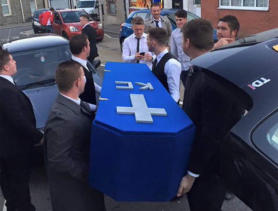 《見色忘友的下場》至少朋友們會送你最後一哩路ww