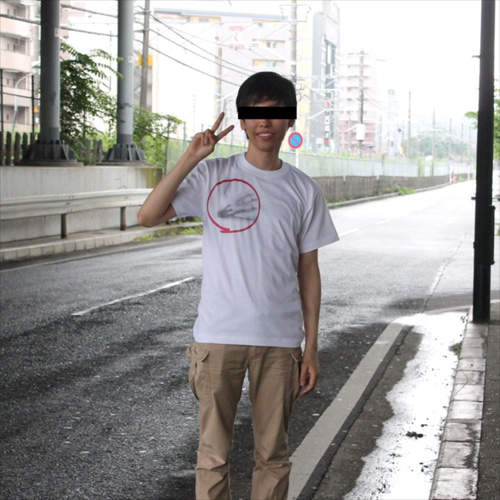 《靈異照片捏造T恤》穿上它就能簡單拍出夏天必備的靈異照片ww