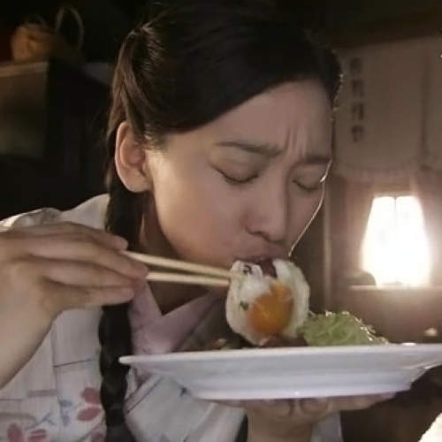 《荷包蛋的最美味吃法》重點就在狠狠用筷子戳破它吧～