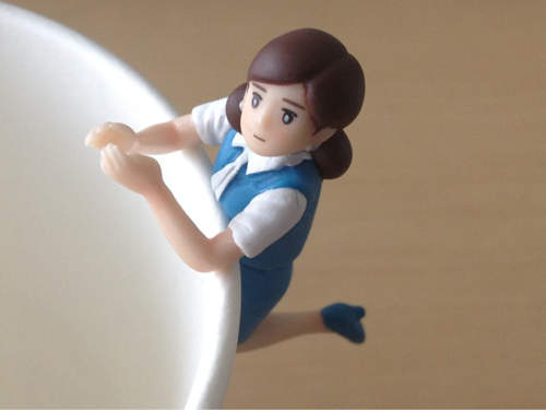 《杯緣子寫真集》憂鬱OL的休閒活動是跟同事疊疊樂？