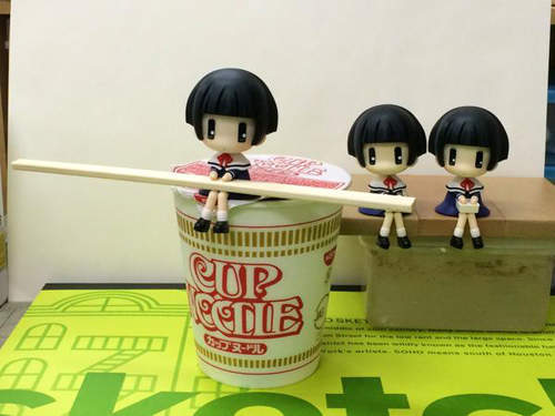 《小雛壓泡麵公仔》就坐在杯口邊幫你拿著筷子～告訴你可以吃囉(妄想中)