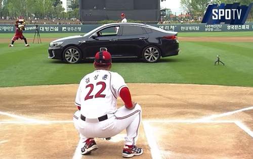 韓國職棒《車窗開球式》耶?說好的美女勒(誤) 韓國職棒《車窗開球式》耶?說好的美女勒(誤)