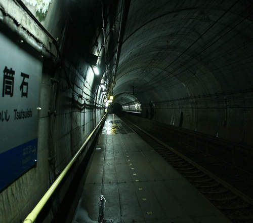 地下隧道中的《筒石站》又是個樓梯爬不完陰涼車站...（風吹）