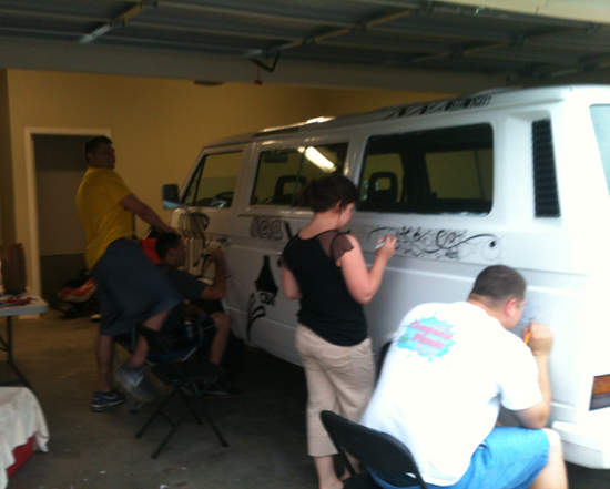 「救命~我的車子太白了」且看路人會怎麼幫忙他呢? 「救命~我的車子太白了」且看路人會怎麼幫忙他呢?