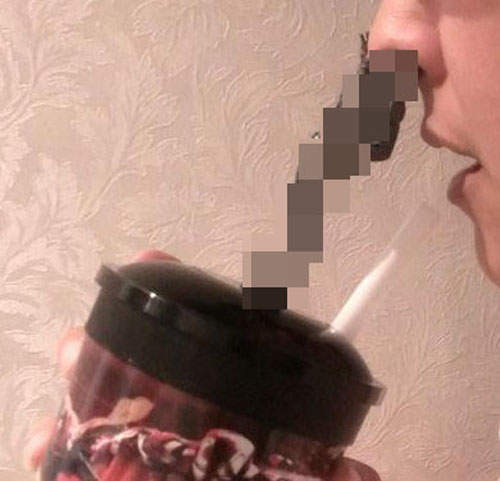 《奧創惡搞飲料杯》不管什麼角度都喝不到飲料╰(‵□′)╯ 《奧創惡搞飲料杯》不管什麼角度都喝不到飲料╰(‵□′)╯