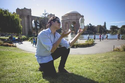 《和捲餅拍訂婚照的男人》這麼深情看著捲餅我都餓了.........