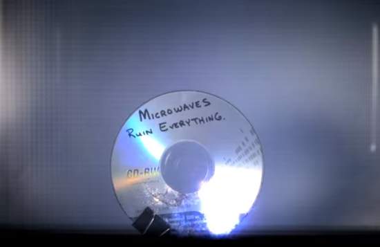 《微波爐亂丟東西實驗》不用C4一樣會爆炸